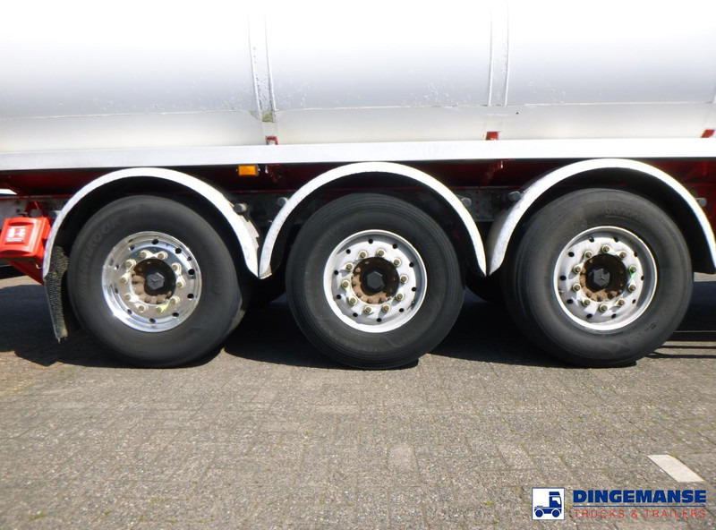 Lakeland Fuel tank alu 42.8 m3 / 6 comp - Полуприцеп-цистерна: фото 5 Lakeland Fuel tank alu 42.8 m3 / 6 comp - Полуприцеп-цистерна: фото 5