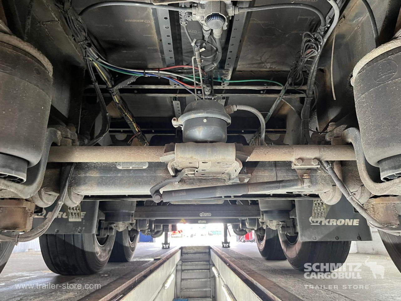 KRONE Auflieger Curtainsider Standard Forklift holder - Тентованный полуприцеп: фото 3 KRONE Auflieger Curtainsider Standard Forklift holder - Тентованный полуприцеп: фото 3