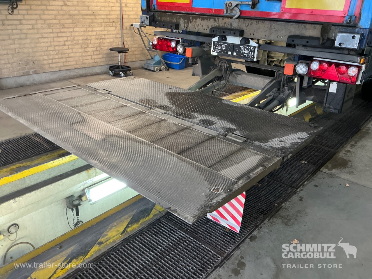 SCHMITZ Dryfreight Standard Taillift - Полуприцеп-фургон: фото 3 SCHMITZ Dryfreight Standard Taillift - Полуприцеп-фургон: фото 3