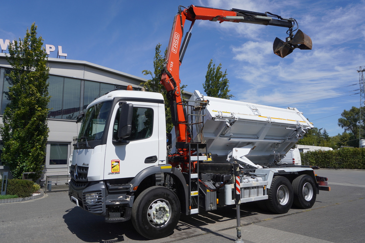 MERCEDES-BENZ Arocs 2636 / 6x4 / HDS Fassi / 3-Way Tipper / Bortmatic - Самосвал, Автоманипулятор: фото 2 MERCEDES-BENZ Arocs 2636 / 6x4 / HDS Fassi / 3-Way Tipper / Bortmatic - Самосвал, Автоманипулятор: фото 2