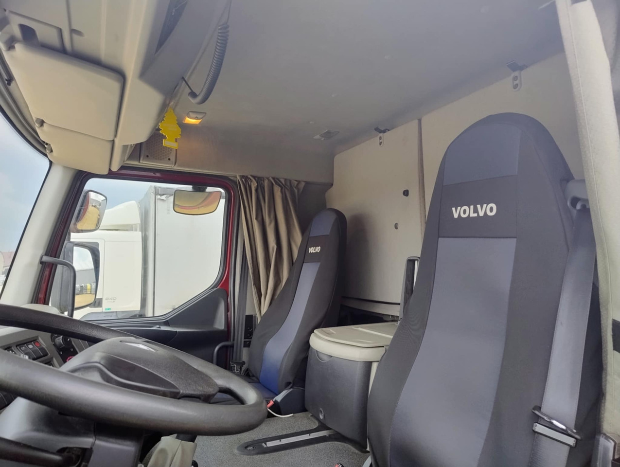 RENAULT Midlum 300 / Curtain 18 EPAL / Sleeping cab - Тентованный грузовик: фото 4 RENAULT Midlum 300 / Curtain 18 EPAL / Sleeping cab - Тентованный грузовик: фото 4