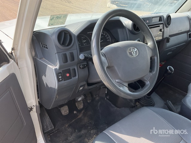 2016 Toyota Land Cruiser 79L 4x4 Crew Cab Pickup - Пикап: фото 5 2016 Toyota Land Cruiser 79L 4x4 Crew Cab Pickup - Пикап: фото 5