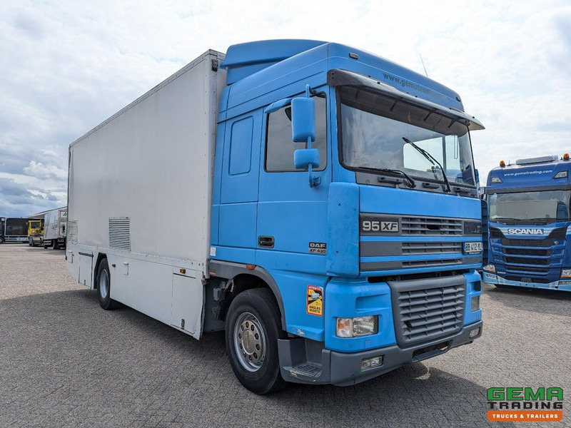 DAF XF95.430 4x2 Spacecab Euro2 - Retarder - Geslotenbak 7.7m - Handgeschakeld - Vangmuil - Грузовик с закрытым кузовом: фото 2 DAF XF95.430 4x2 Spacecab Euro2 - Retarder - Geslotenbak 7.7m - Handgeschakeld - Vangmuil - Грузовик с закрытым кузовом: фото 2