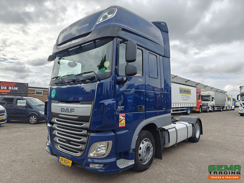 DAF XF 440 FT 4x2 SuperSpaceCab Euro6A - MEGA - Retarder - HandGeschakeld - 316.000KM! - Тягач: фото 1 DAF XF 440 FT 4x2 SuperSpaceCab Euro6A - MEGA - Retarder - HandGeschakeld - 316.000KM! - Тягач: фото 1
