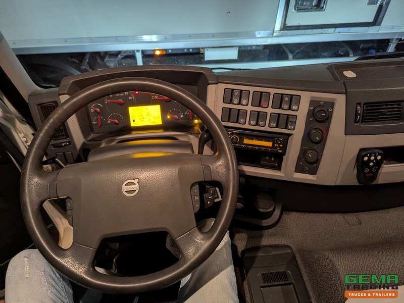 Фото интерьера 2: Грузовик с закрытым кузовом Volvo FE320 4x2 Dagcab Euro6 - Gesloten Opbouw 7.6m + Laadklep 2000KG - ZijDeuren - VolledigLuchtgeveerd
