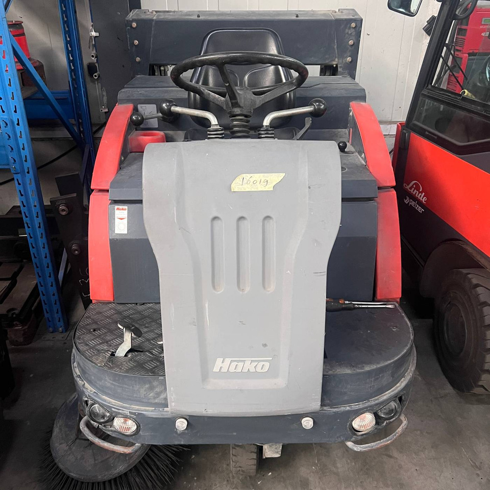 Hako Jonas 1200D - Промышленная подметальная машина: фото 1 Hako Jonas 1200D - Промышленная подметальная машина: фото 1