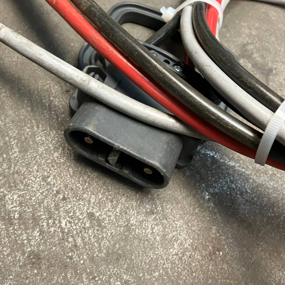 Hawker 24V/35A - Запчасти для Погрузочно-разгрузочной техники: фото 4 Hawker 24V/35A - Запчасти для Погрузочно-разгрузочной техники: фото 4