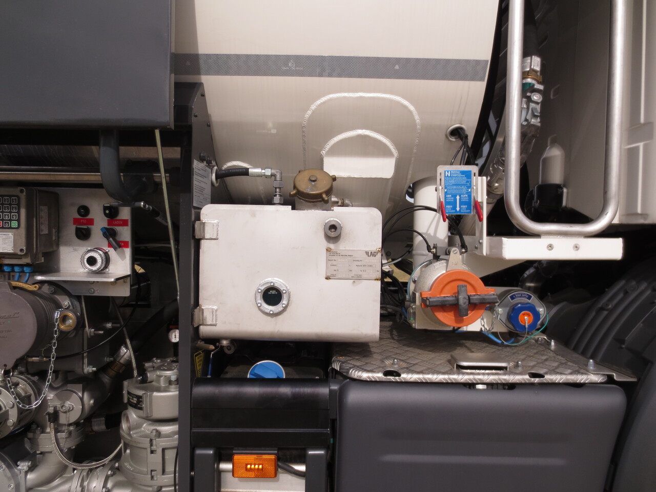 SCANIA G370 - Грузовик-цистерна: фото 2 SCANIA G370 - Грузовик-цистерна: фото 2