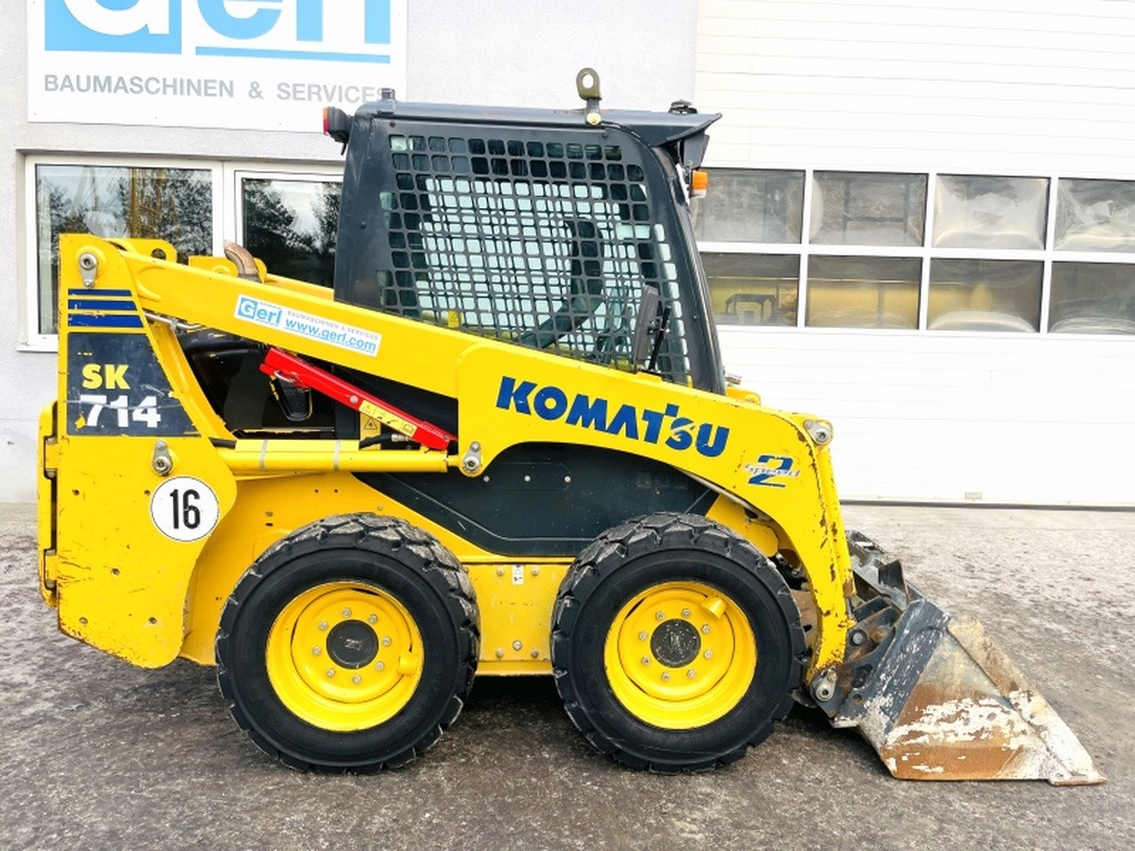 Komatsu SK714 (3906) - Мини-погрузчик с бортовым поворотом: фото 2 Komatsu SK714 (3906) - Мини-погрузчик с бортовым поворотом: фото 2