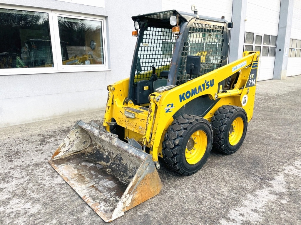 Komatsu SK714 (3906) - Мини-погрузчик с бортовым поворотом: фото 4 Komatsu SK714 (3906) - Мини-погрузчик с бортовым поворотом: фото 4