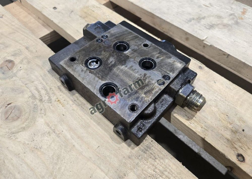 Pokrywa końcowa Valtra T171, T181, T191, T170 - Гидравлика: фото 1 Pokrywa końcowa Valtra T171, T181, T191, T170 - Гидравлика: фото 1