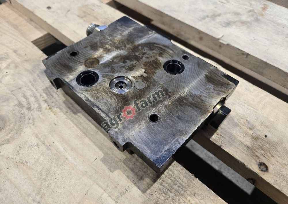 Pokrywa końcowa Valtra T171, T181, T191, T170 - Гидравлика: фото 2 Pokrywa końcowa Valtra T171, T181, T191, T170 - Гидравлика: фото 2