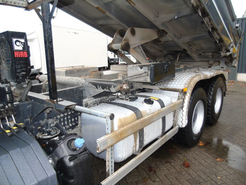 Самосвал, Автоманипулятор Mercedes-Benz Arocs 2643 + HIAB HIDUO 188B-3 + 6X4 + 3 SIDE TIPPER + REMOTE: фото 11