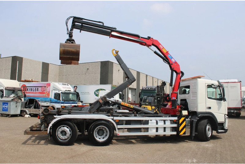 Фото интерьера 1: Тросовый мультилифт, Автоманипулятор Volvo FM 330 + HMF 1035 + HOOKSYTEM HYVA + EURO 5 + 6X2