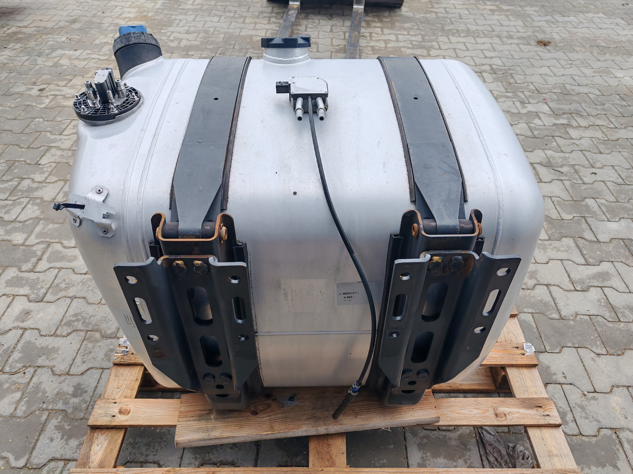 MERCEDES-BENZ ACTROS MP4 / FUEL & ADBLUE TANK / 300L - Топливный бак: фото 5 MERCEDES-BENZ ACTROS MP4 / FUEL & ADBLUE TANK / 300L - Топливный бак: фото 5