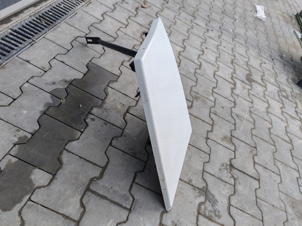 RENAULT RANGE T EURO 6 / HIGH CAB / RIGHT SPOILER EXTENDER - Аэродинамика/ Спойлеры: фото 4 RENAULT RANGE T EURO 6 / HIGH CAB / RIGHT SPOILER EXTENDER - Аэродинамика/ Спойлеры: фото 4