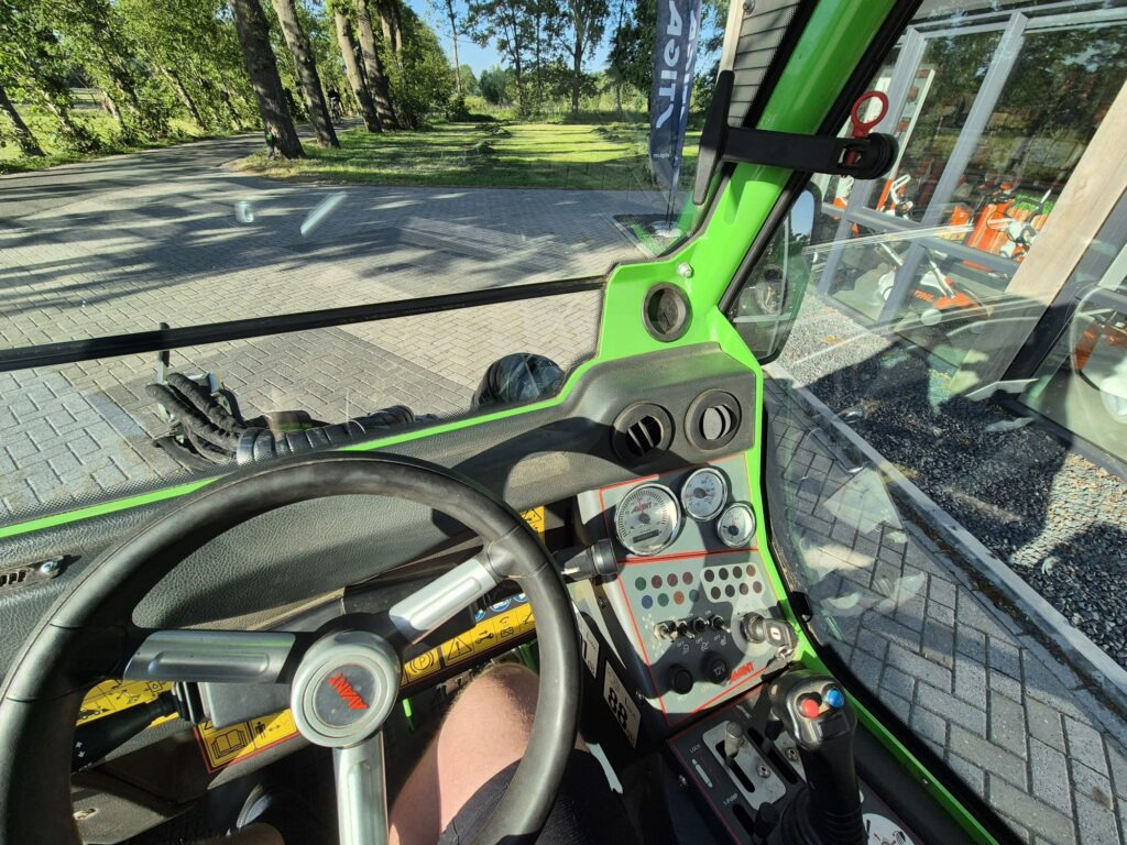 Компактный фронтальный погрузчик AVANT 745 optidrive: фото 8