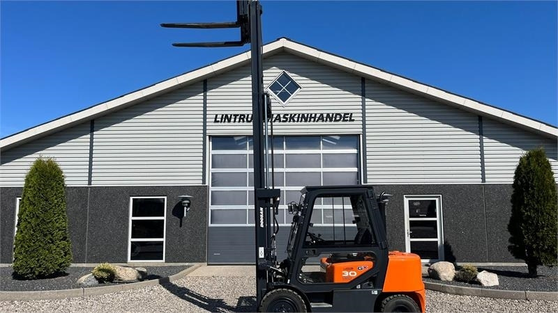 Doosan D30 G med kabine og KUN 57 TIMER FRA NY, MED TIME - Дизельный погрузчик: фото 4 Doosan D30 G med kabine og KUN 57 TIMER FRA NY, MED TIME - Дизельный погрузчик: фото 4