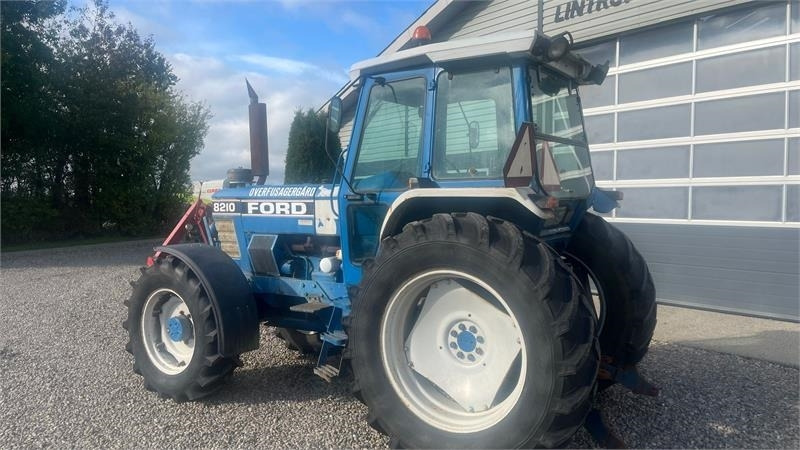 Ford 8210 Force II Med frontlift - Трактор: фото 3 Ford 8210 Force II Med frontlift - Трактор: фото 3