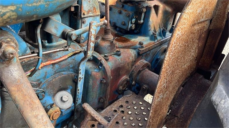 Трактор Fordson Major Motoren mangler, men mange god dele.: фото 7