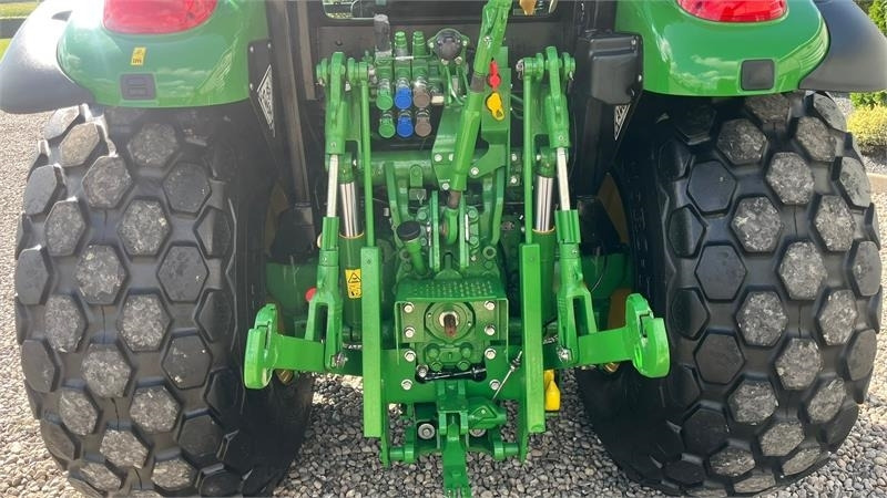 John Deere 5090 M Med græsdæk - Трактор: фото 4 John Deere 5090 M Med græsdæk - Трактор: фото 4