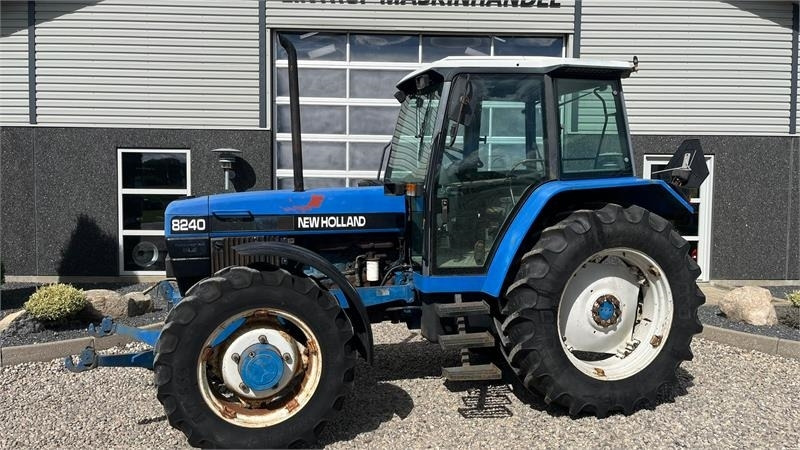 New Holland 8240 SLE Med frontlift og frontPTO - Трактор: фото 1 New Holland 8240 SLE Med frontlift og frontPTO - Трактор: фото 1