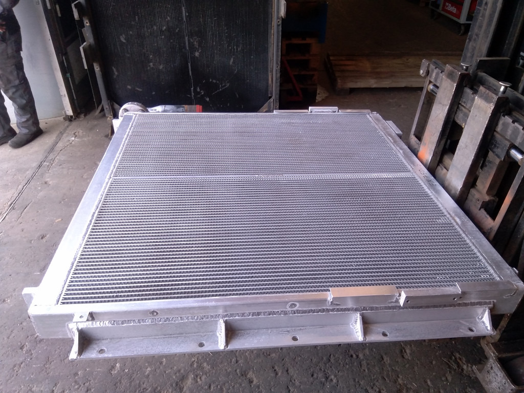 Hitachi 4406230 - Масляный радиатор для Строительной техники: фото 2 Hitachi 4406230 - Масляный радиатор для Строительной техники: фото 2