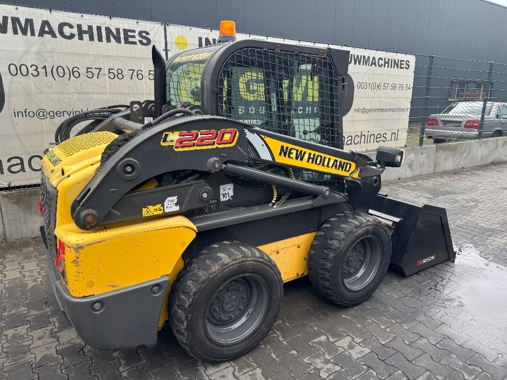 New Holland L220 - Мини-погрузчик с бортовым поворотом: фото 3 New Holland L220 - Мини-погрузчик с бортовым поворотом: фото 3