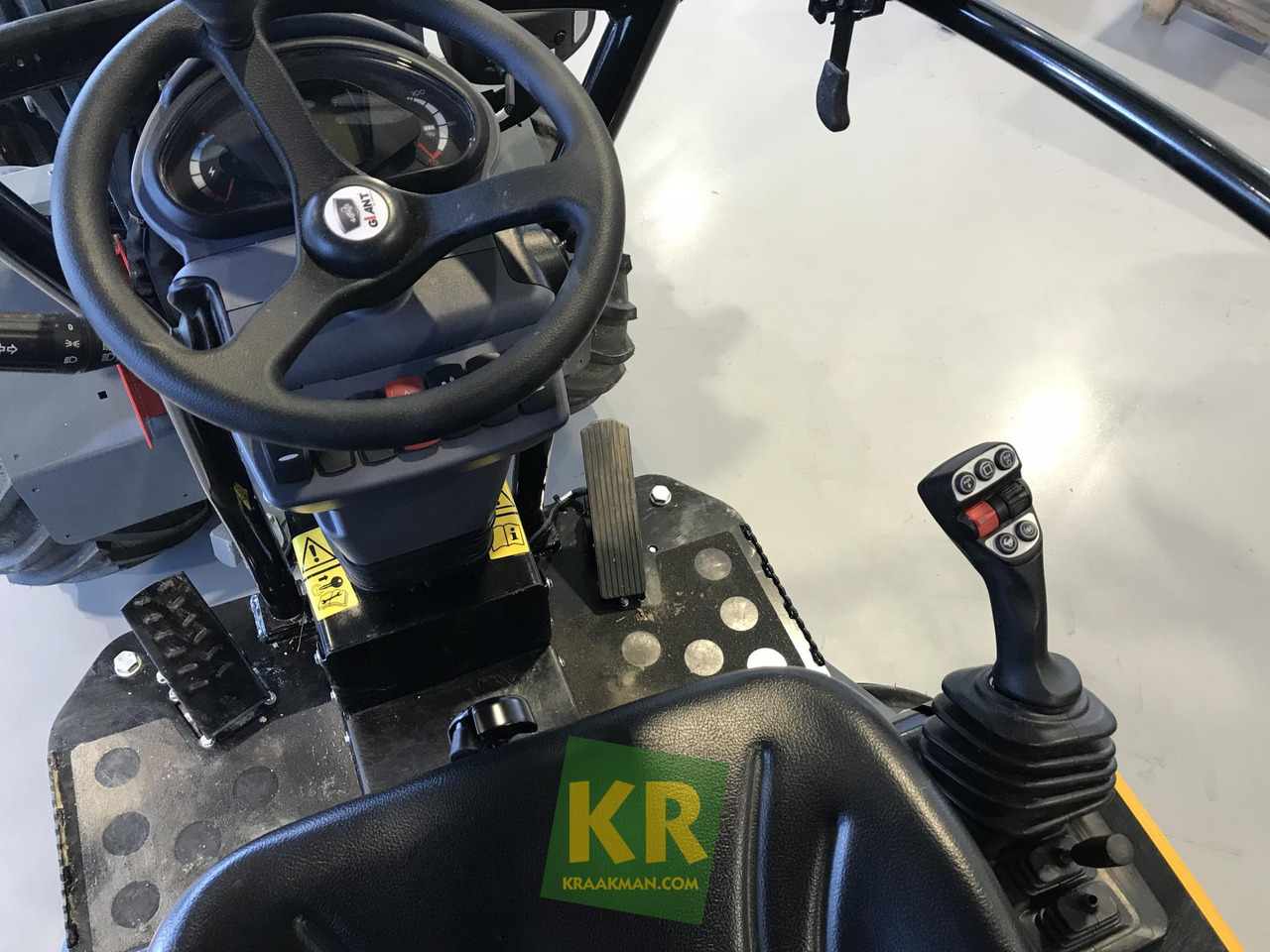 Новый Компактный фронтальный погрузчик G2200E Giant: фото 9 Новый Компактный фронтальный погрузчик G2200E Giant: фото 9