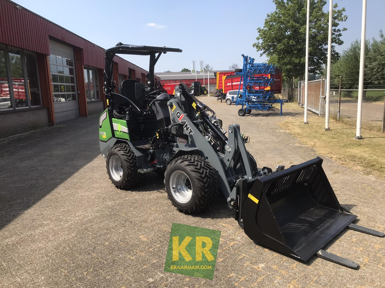 Giant G2200E - Компактный фронтальный погрузчик: фото 2 Giant G2200E - Компактный фронтальный погрузчик: фото 2
