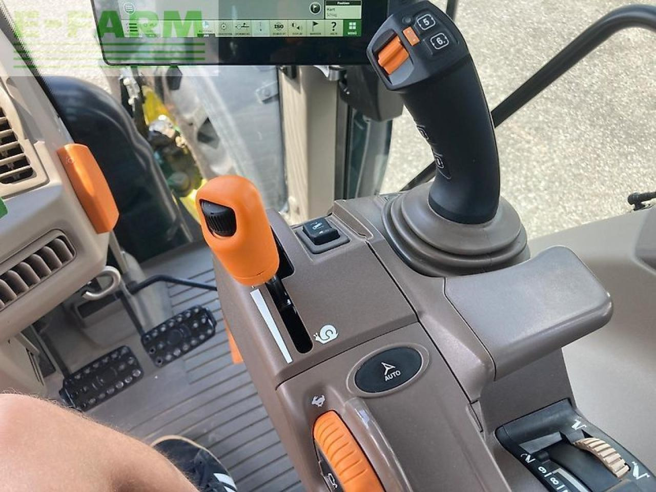 Трактор John Deere 6100m: фото 13