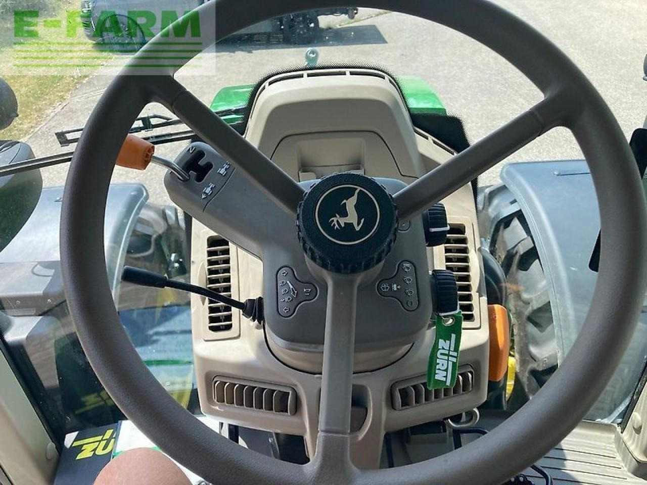 Трактор John Deere 6100m: фото 15