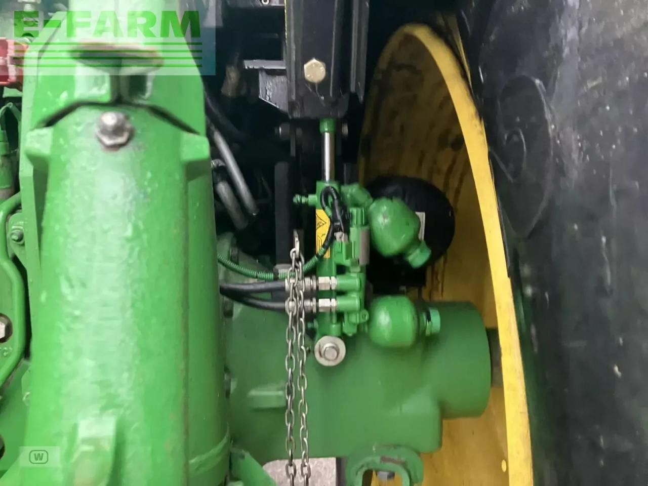 Трактор John Deere 6215r: фото 19