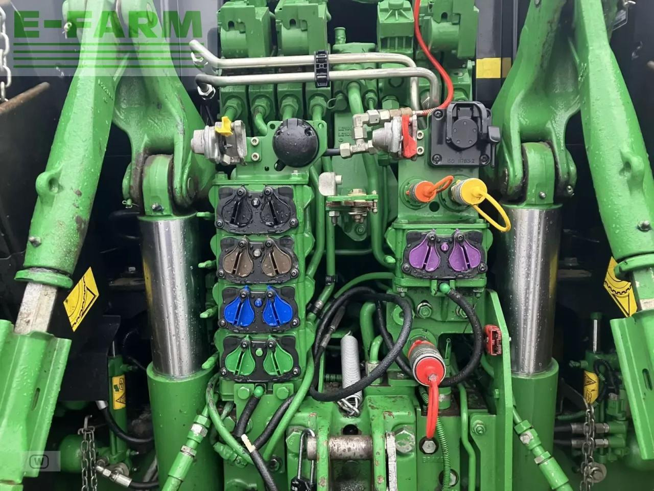 Трактор John Deere 6215r: фото 18