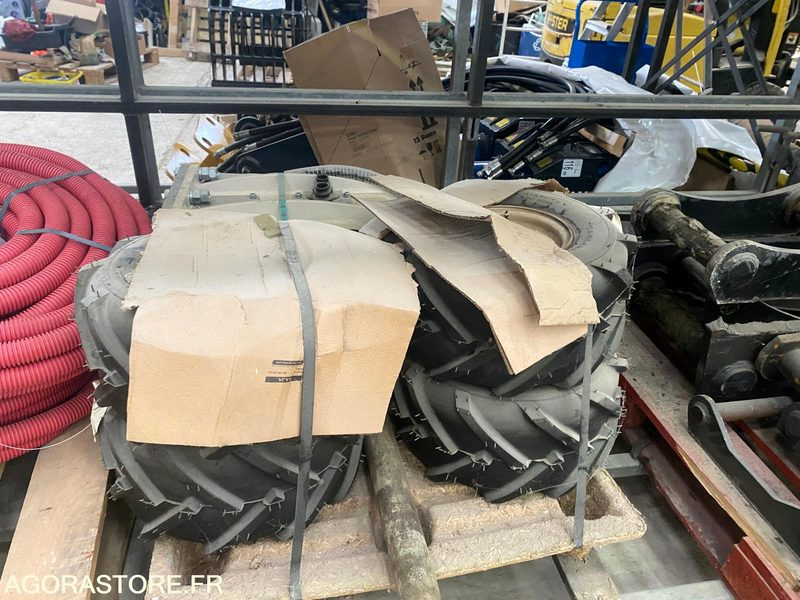 4 Roues completes CARLISLE 18 X 9.50-8 pour DITCH WITCH R300 - Строительное оборудование: фото 1 4 Roues completes CARLISLE 18 X 9.50-8 pour DITCH WITCH R300 - Строительное оборудование: фото 1