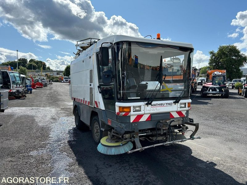 BALAYEUSE DE VOIRIE - MATHIEU RAVO C 540 - 2005 - 16 210 H - Подметально-уборочная машина: фото 2 BALAYEUSE DE VOIRIE - MATHIEU RAVO C 540 - 2005 - 16 210 H - Подметально-уборочная машина: фото 2