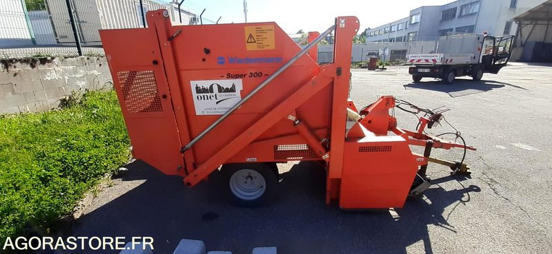 Balayeuse stade Wiedeman - 1992 - Садовое оборудование: фото 1 Balayeuse stade Wiedeman - 1992 - Садовое оборудование: фото 1