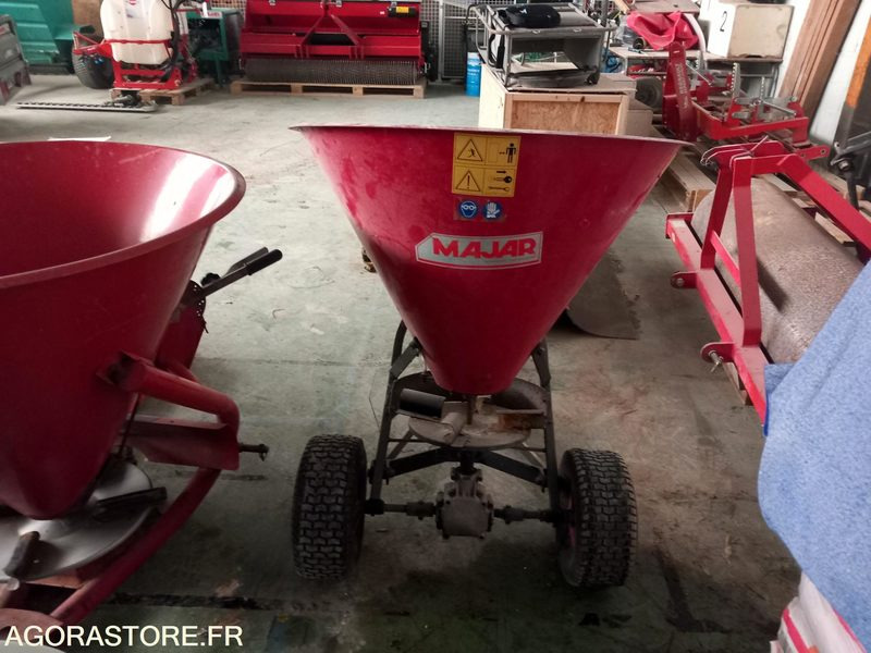 Epandeur 150 litre à engrais trainé pour autoporté (EMTR150) - Садовое оборудование: фото 3 Epandeur 150 litre à engrais trainé pour autoporté (EMTR150) - Садовое оборудование: фото 3
