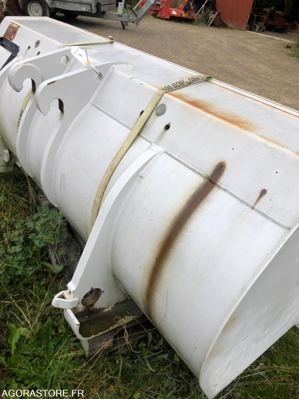 Godet neuf de chargeuse 2000mm New Holland W50, W60, W70, W80 - Ковш для погрузчика: фото 3 Godet neuf de chargeuse 2000mm New Holland W50, W60, W70, W80 - Ковш для погрузчика: фото 3