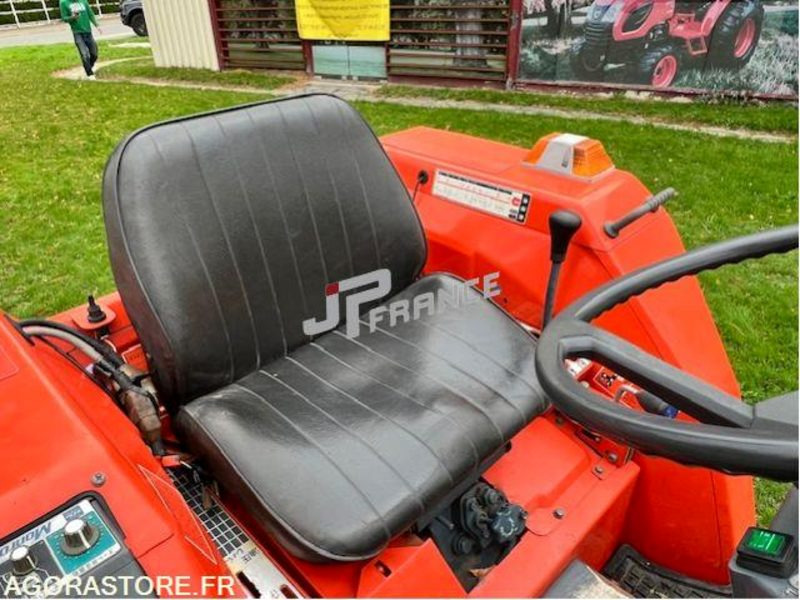 MICROTRACTEUR KUBOTA L1-185 4RM 3 CYLINDRES DIESEL 1300CM3 DANS L'ETAT - Трактор: фото 4 MICROTRACTEUR KUBOTA L1-185 4RM 3 CYLINDRES DIESEL 1300CM3 DANS L'ETAT - Трактор: фото 4