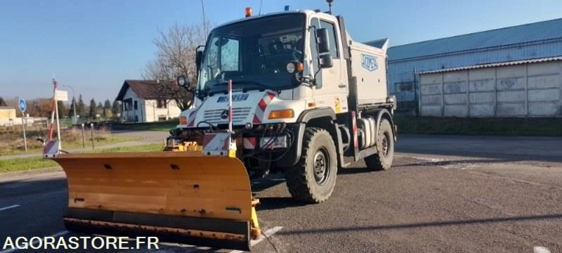 Mercedes UNIMOG U300 2011 24300 kms avec lame de déneigement + saleuse - Снегоуборочная машина: фото 2 Mercedes UNIMOG U300 2011 24300 kms avec lame de déneigement + saleuse - Снегоуборочная машина: фото 2
