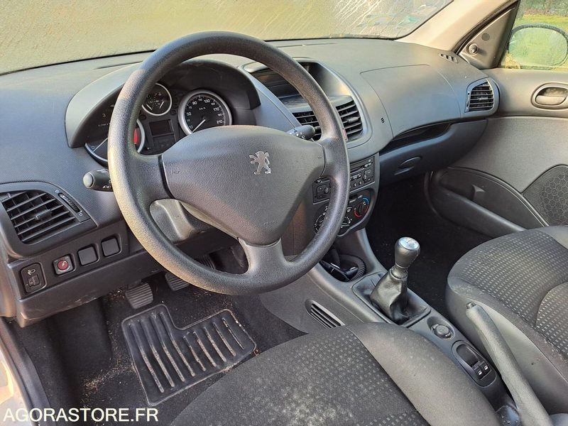 Peugeot 206+ - 2011 / 130 000 KM - Легковой автомобиль: фото 4 Peugeot 206+ - 2011 / 130 000 KM - Легковой автомобиль: фото 4