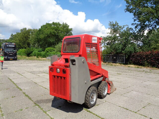 Gehl 1640 - Мини-погрузчик с бортовым поворотом: фото 4 Gehl 1640 - Мини-погрузчик с бортовым поворотом: фото 4