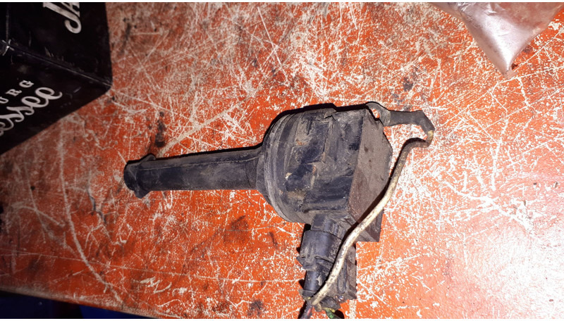 Bosch колпак свечи 15W263 катушка зажигания 08T199 - Двигатель и запчасти: фото 3 Bosch колпак свечи 15W263 катушка зажигания 08T199 - Двигатель и запчасти: фото 3