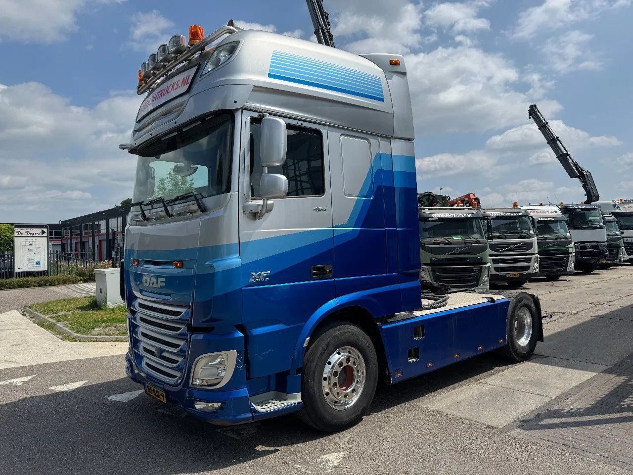 DAF XF 460 4X2 EURO 6 SKIRTS HYDRAULIC - Тягач: фото 2 DAF XF 460 4X2 EURO 6 SKIRTS HYDRAULIC - Тягач: фото 2