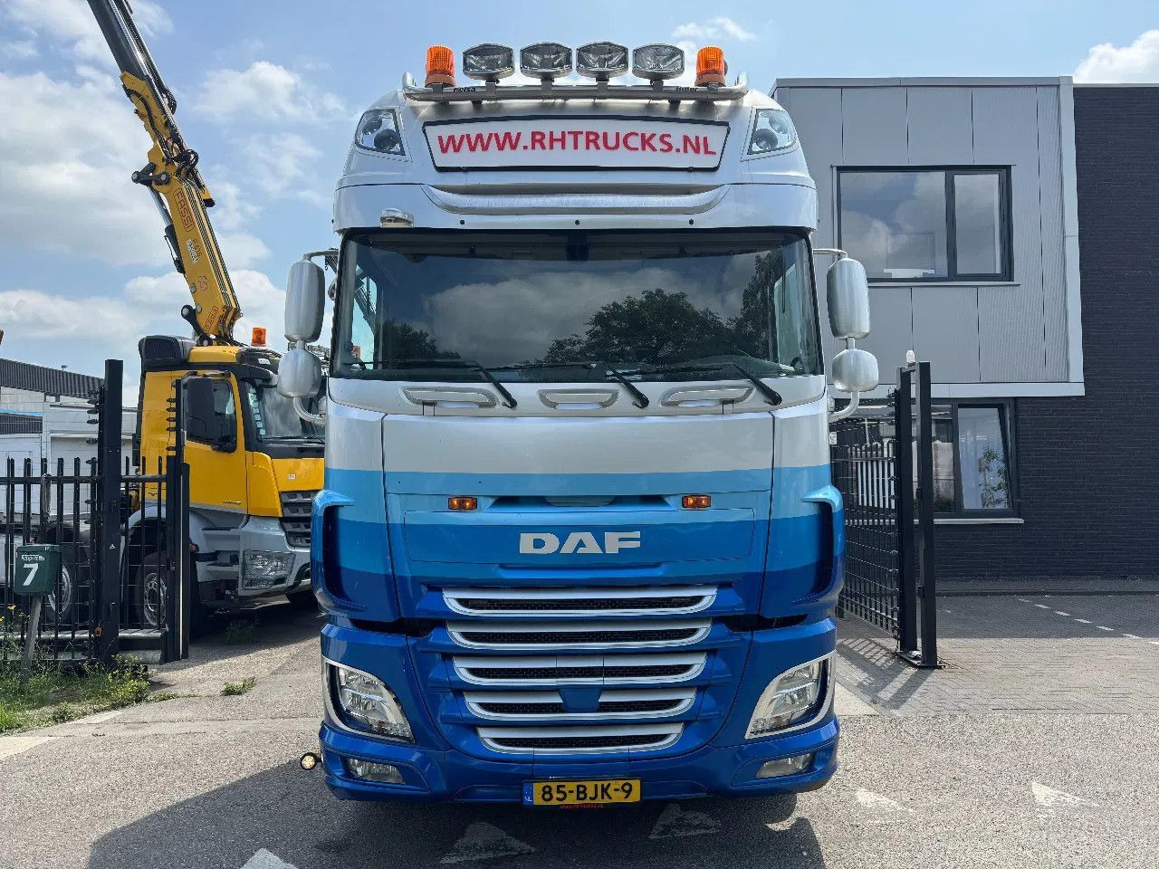 DAF XF 460 4X2 EURO 6 SKIRTS HYDRAULIC - Тягач: фото 3 DAF XF 460 4X2 EURO 6 SKIRTS HYDRAULIC - Тягач: фото 3