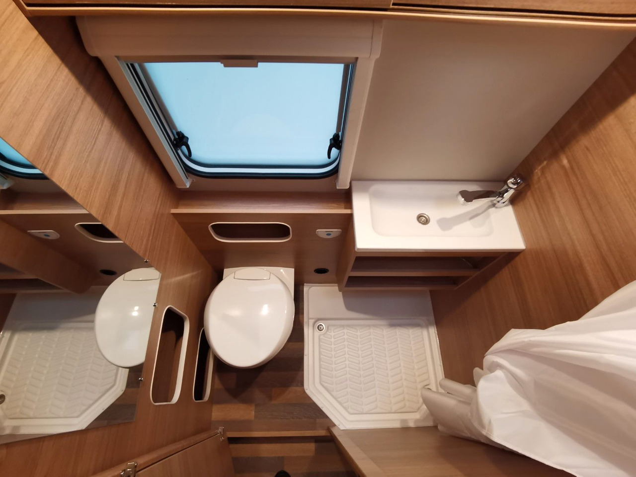 Альковный автодом Weinsberg CARAHOME 650 DG / 140 PS /  TOP - AUSSTATTUNG: фото 23