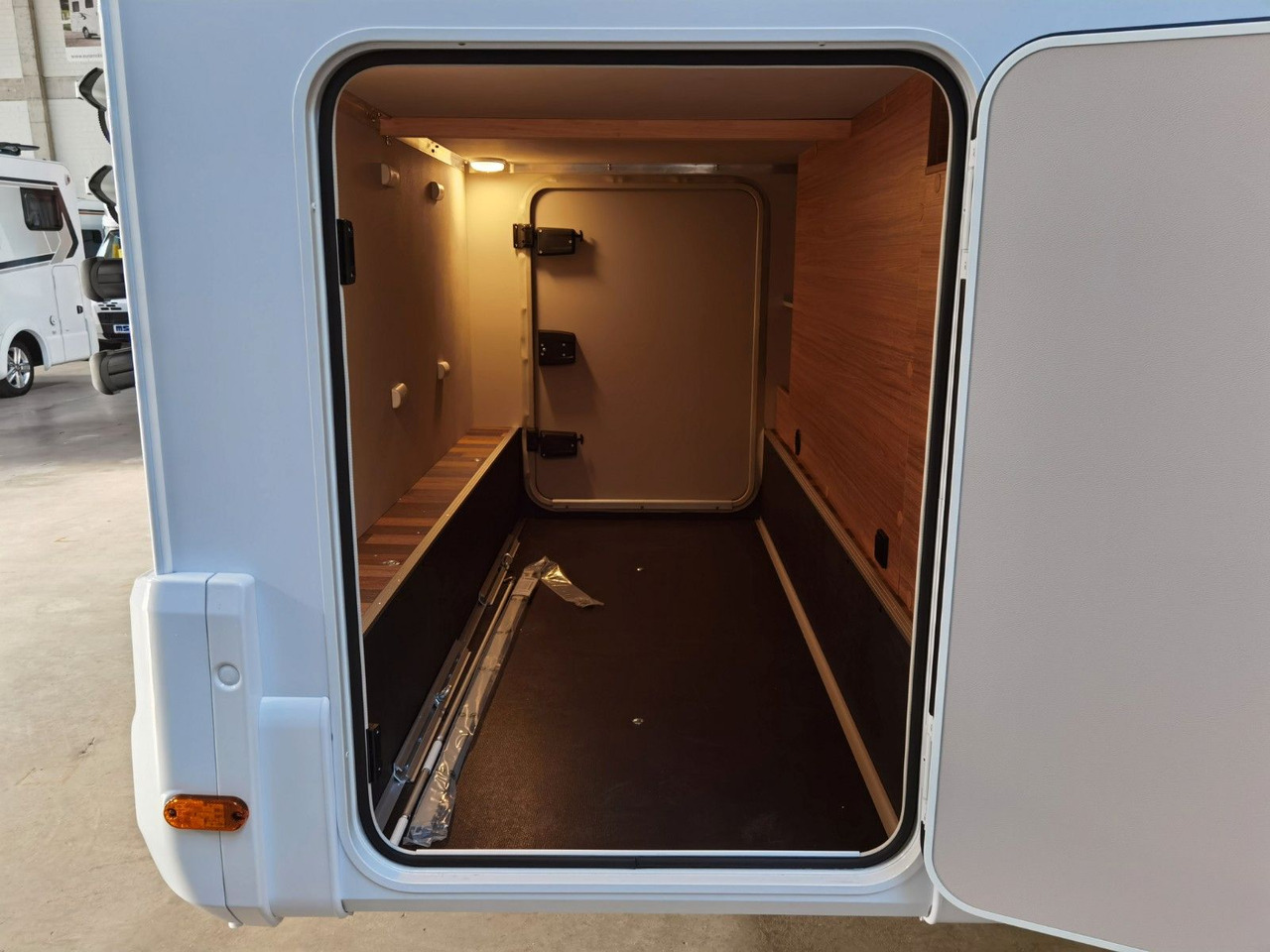 Альковный автодом Weinsberg CARAHOME 650 DG / 140 PS /  TOP - AUSSTATTUNG: фото 11