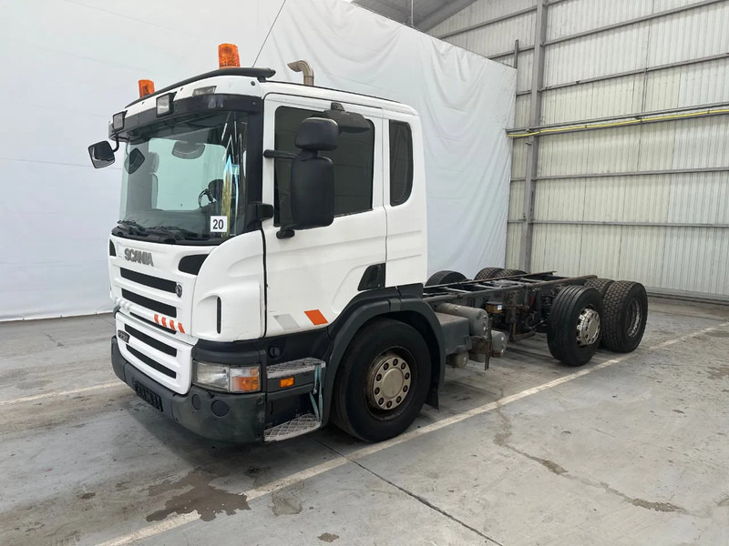 Scania P230 6X2 / Essieu relevable directionnel / Stuurbare liftas / Steerable lift axle / RETARDER / 481205 - Грузовик-шасси: фото 1 Scania P230 6X2 / Essieu relevable directionnel / Stuurbare liftas / Steerable lift axle / RETARDER / 481205 - Грузовик-шасси: фото 1