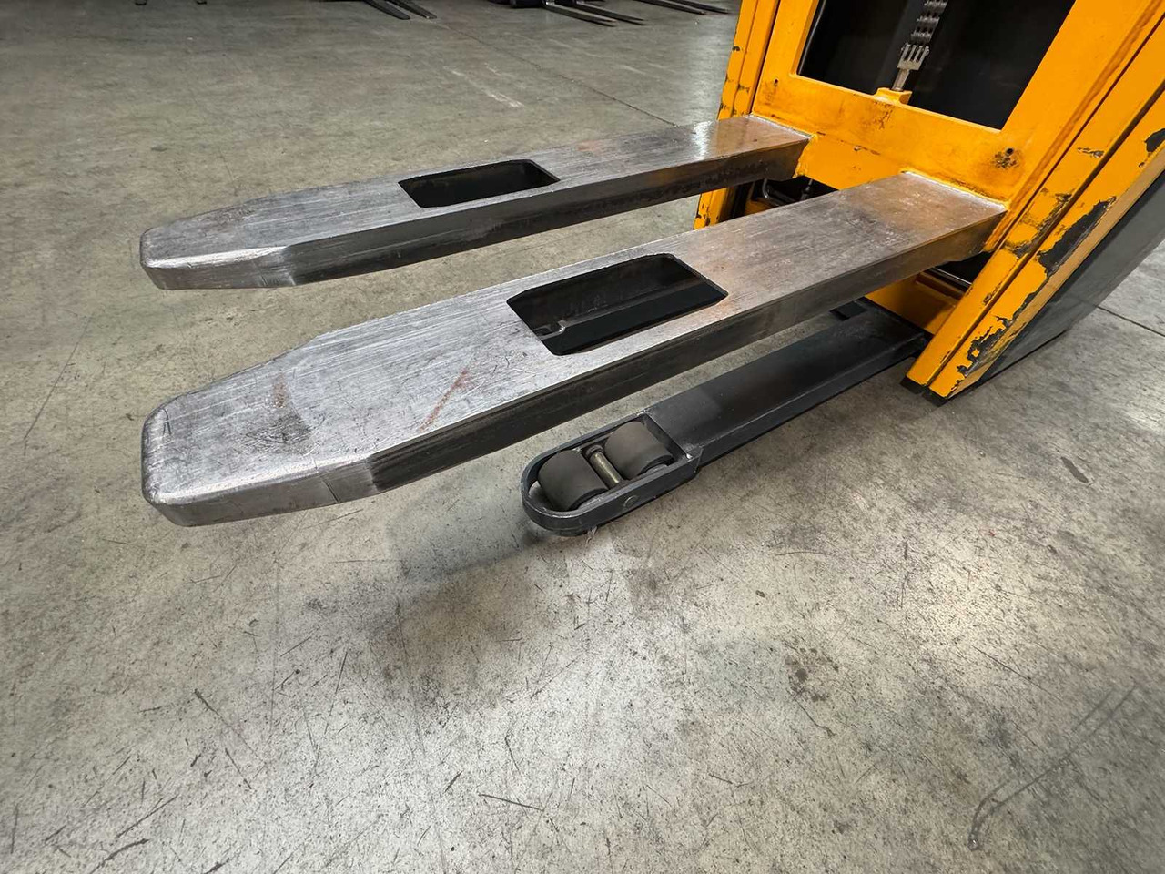 Вилочный погрузчик 2013 JUNGHEINRICH EJC220 2,000KG STACKER PALLET TRUCK ANT FREE LIFT: фото 8 Вилочный погрузчик 2013 JUNGHEINRICH EJC220 2,000KG STACKER PALLET TRUCK ANT FREE LIFT: фото 8